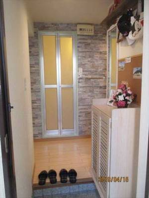 玄関ドアを開けると石張り調のアクセントクロスが印象的です。