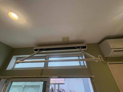 伸縮式の室内物干し付き！