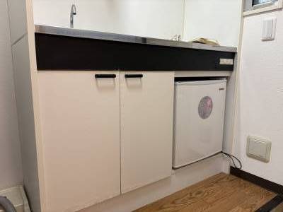 備え付け冷蔵庫はキッチンの下にありスペースを取りません。