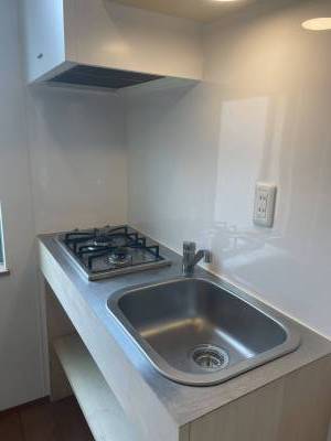 自炊するのに十分な二口コンロです。手前が冷蔵庫置き場。