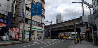 阪急茨木市駅前（本物件から駅へ至る途中の大きな道路）
