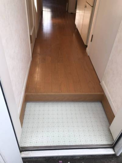 玄関
右側の収納がシューズボックスにもなります。