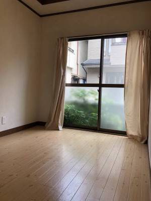 居間。南向きで日の光もたっぷり