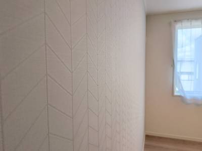 薄めのヘリンボーン柄壁紙