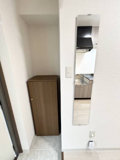 お出かけ前の身だしなみチェックに便利な姿見も取り付けました♪