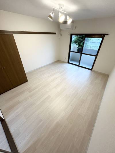 居室は広々10帖で圧迫感が無い快適なお部屋です♪