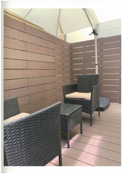 パラソル付きの開放感あるテラスで癒やしのカフェタイム！