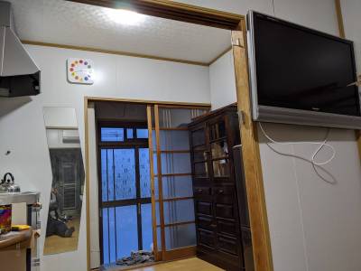 壁に40インチテレビがあります。