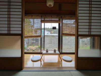 明るくて綺麗な縁側でゆったりとした時間を過ごせます。