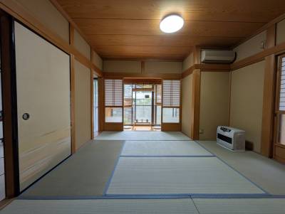 石油ヒータ、エアコン付き。夏冬快適に過ごせます。