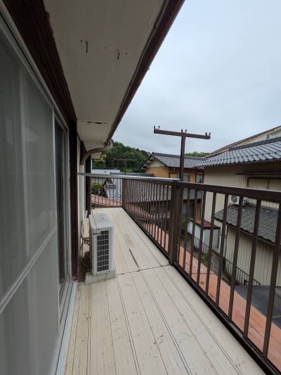 南向きのバルコニーで洗濯物や布団が気持ち良く乾きます。