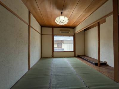 2階和室。部屋が多いので物置としても使えます。