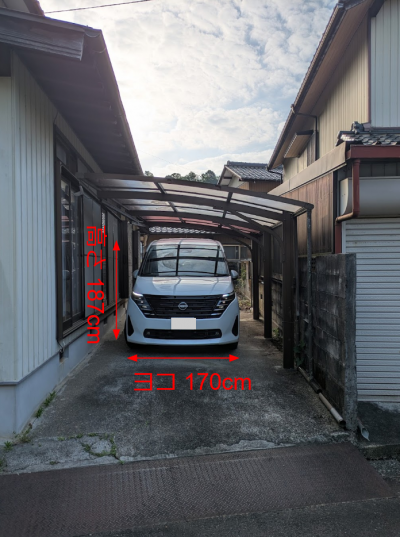 ミニバンぐらいまでなら駐車できます。縦列2台可能です。