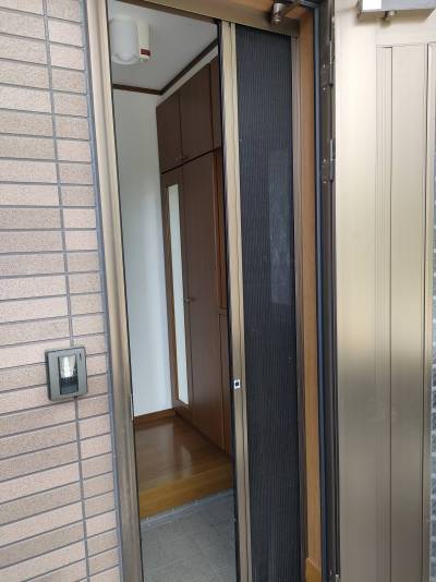 玄関、網戸付き
通風にはとても良いです