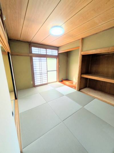 日差しが差し込む和室です。