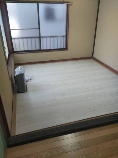 新品エアコンです。壁は耐震対応しています。