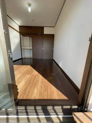 部屋の半分まで陽が入ります。半分が室内洗濯機置場（右側）