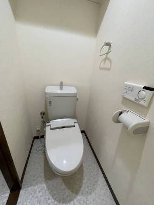 トイレも棚付いてます。ウォッシュレット付き
