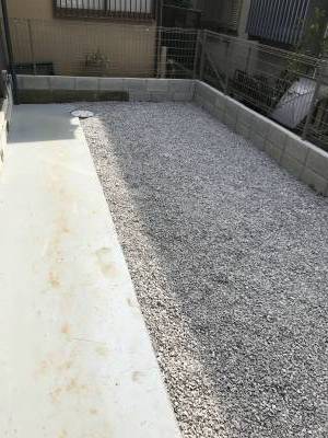 専用庭。建物横を通って敷地外に行けます。