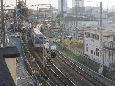 電車のすれ違いも美しく