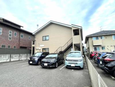 落ち着いたモカベージュの外観。敷地内の駐車場！