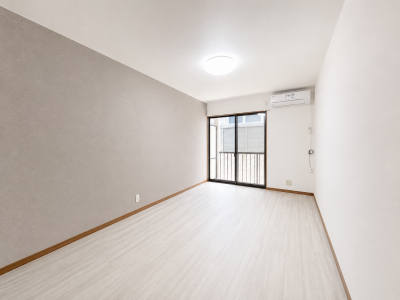 モカグレーのアクセントクロスで明るいお部屋です。