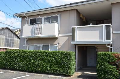 広々とした敷地内の日当たり良好な部屋です。