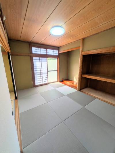 日差しが差し込む和室です。