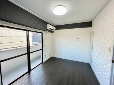 洋室画像。エアコン、TVモニターインあり