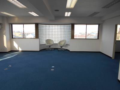 この雰囲気を中心に配置のレイアウトが考えられます。