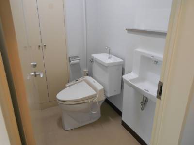 ウオッシュレット・洗面台・物入れがあります。