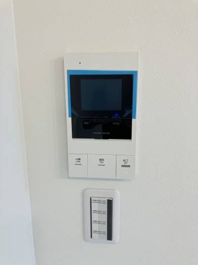オートロック、カラーモニターインターフォン。留守時も録画！