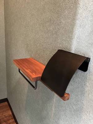 トイレのペーパーホルダーも新品導入！小物置きとタオル掛け付！