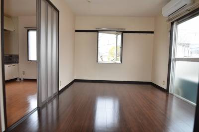 隣はキッチン。三角出窓、エアコン、ベランダあり。