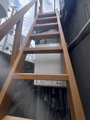 野外物干し場に上がる階段です