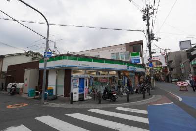 瓢箪山駅から商店街が広がり、商業施設が豊富です。
