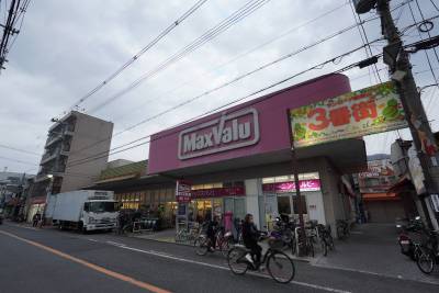 瓢箪山駅から商店街が広がり、商業施設が豊富です。