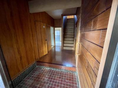 玄関内。すぐに各部屋にアクセスでき、使いやすい動線。