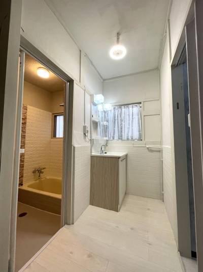 洗面所の照明はシーリングファン付。夏は湯上がりに涼めます。