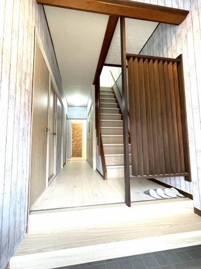 玄関から廊下、階段を望みます。