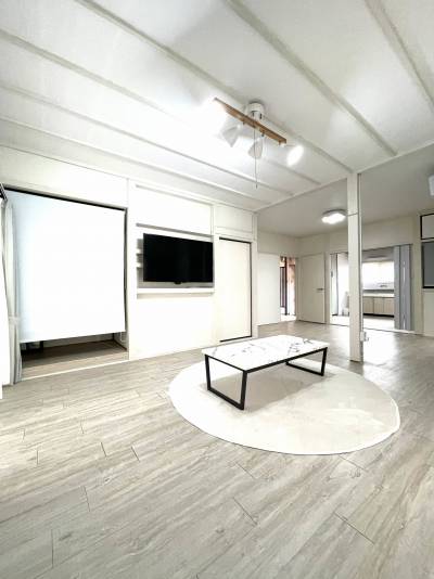 1階LDです。50インチテレビを壁付けしてあります。