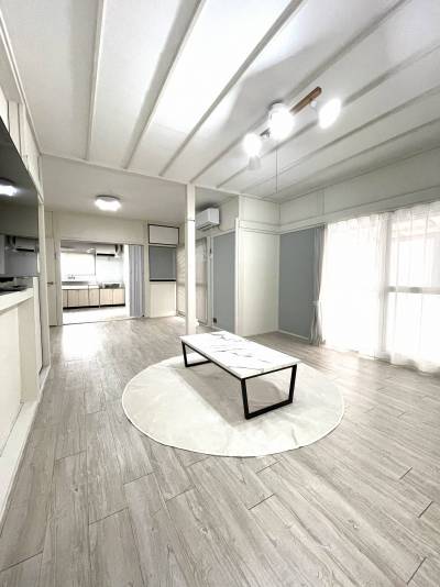 1階LDからキッチン方向を望みます。