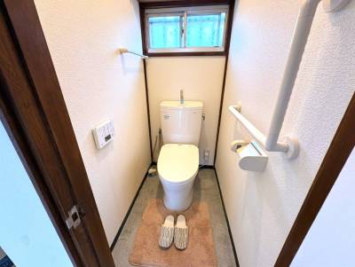 明るく清潔感のある、温水洗浄便座付きトイレ♪