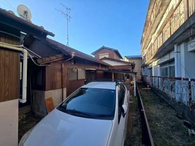 わかりにくいですが奥の建物です