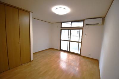 リビングよりキッチン方面
大型クローゼット