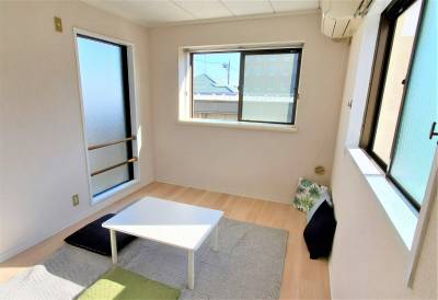洋室
角部屋で東西南に３つ窓あり。お昼寝には最高
