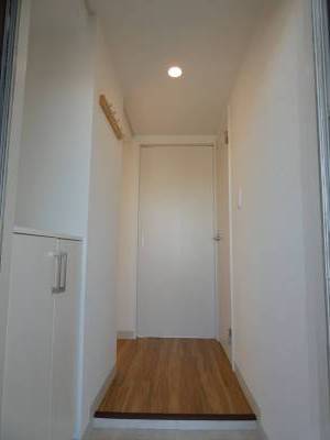 明るい玄関にはシューズカウンター有