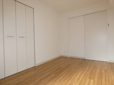 洋室には大きなクローゼット