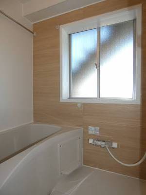 大きな窓でアクセント壁付ユニットバス、追焚と暖房乾燥換気扇付