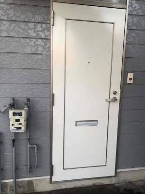 白いドアはマリンブルーのマリンにお似合いです！